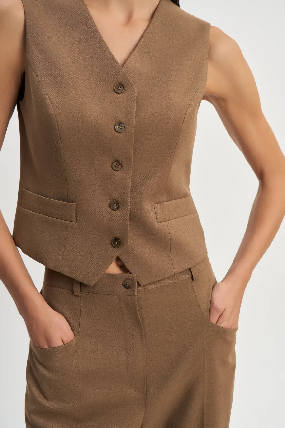 Жилет Денди песочный